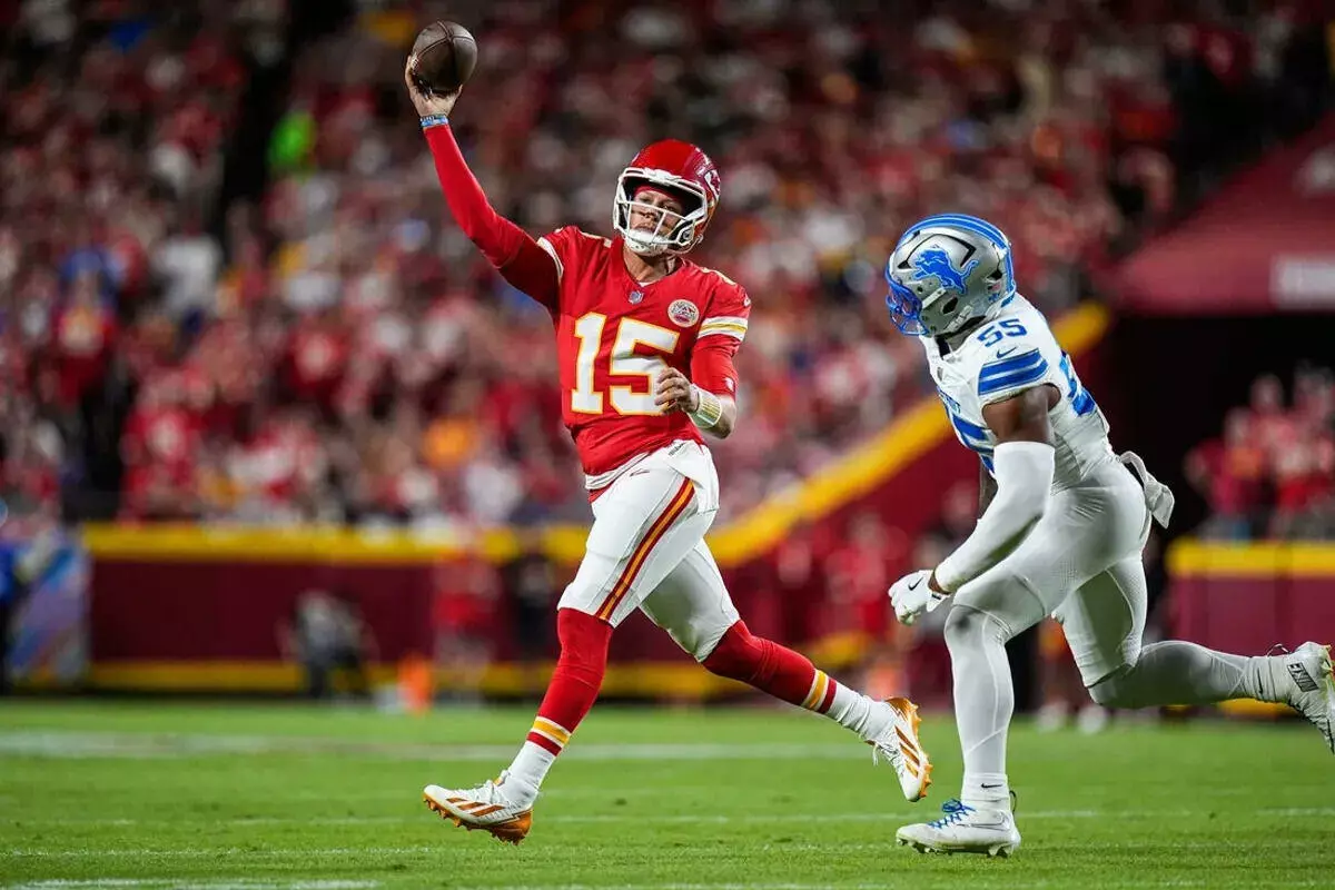 Chiefs QB Patrick Mahomes throwing on the run vs. Lions