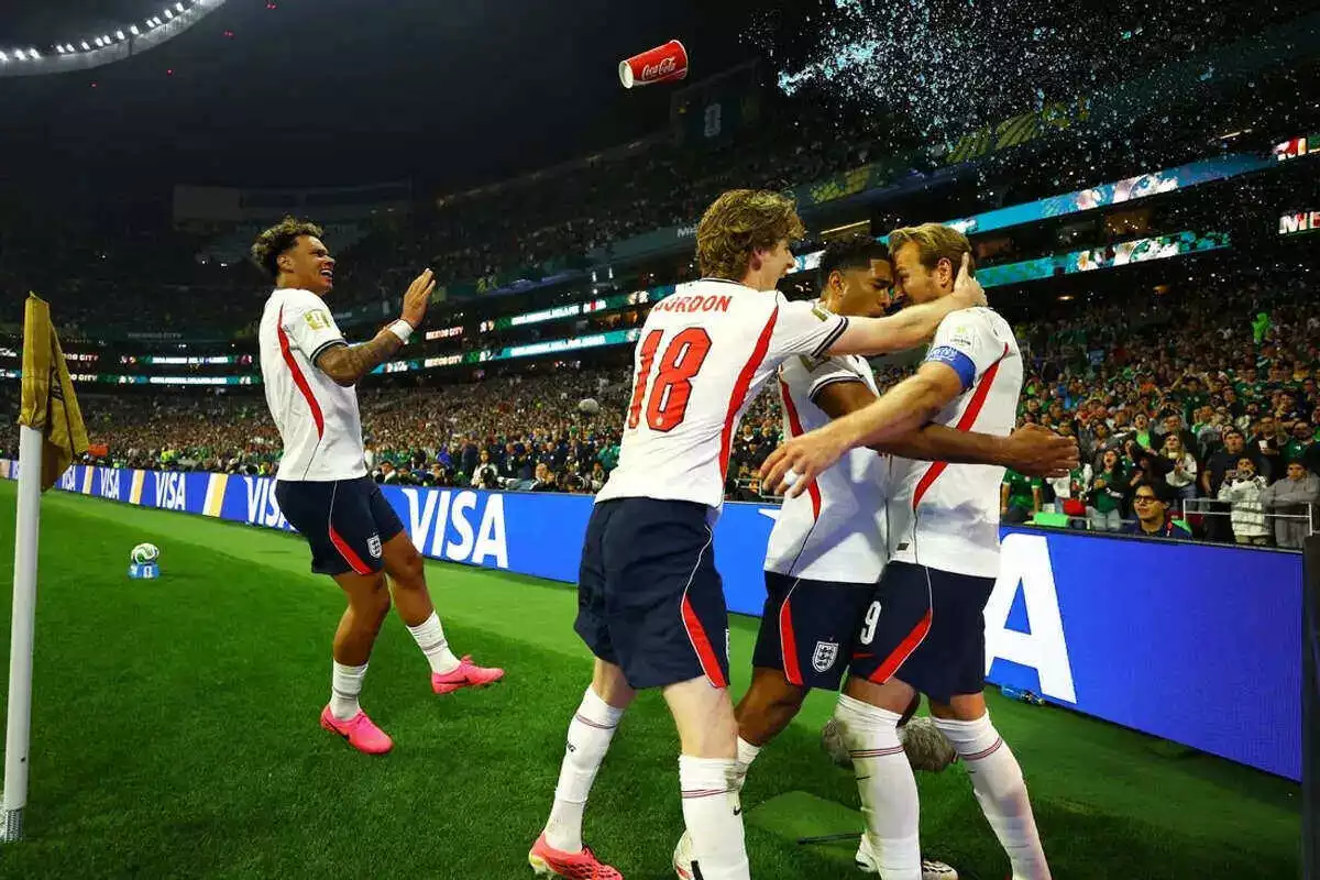 England players celebrate after Harry Kane scored a penalty against Mexico