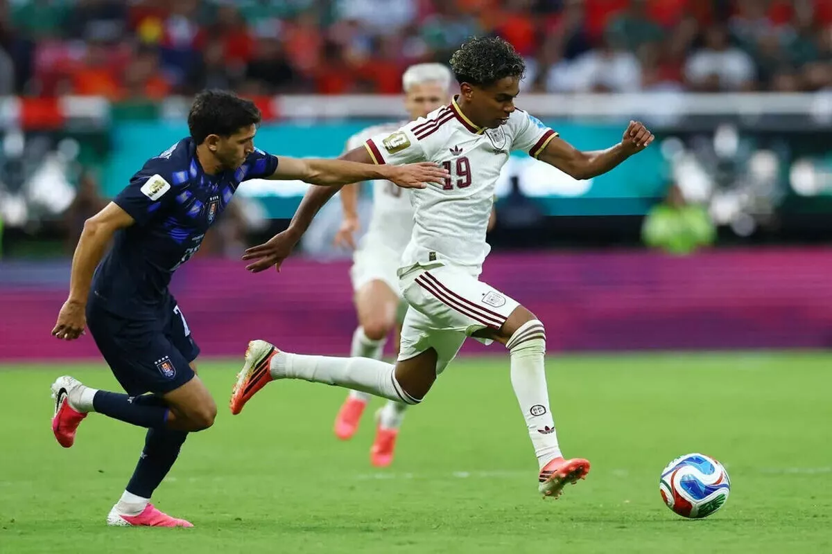 Spain's Lamine Yamal in action with Uruguay's Juan Manuel Sanabria