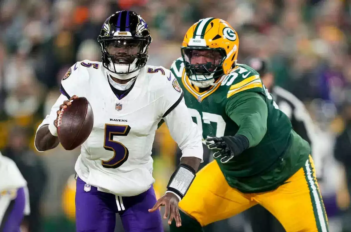 Baltimore Ravens quarterback Tyler Huntley looks to throw a pas against the Green Bay Packers