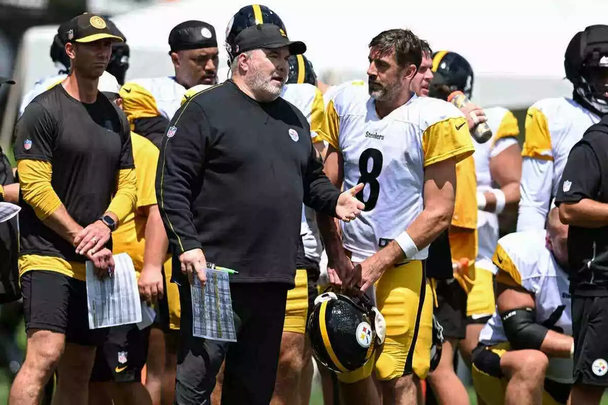 Pittsburgh Steelers head coach Mike McCarthy talks with quarterback Aaron Rodgers