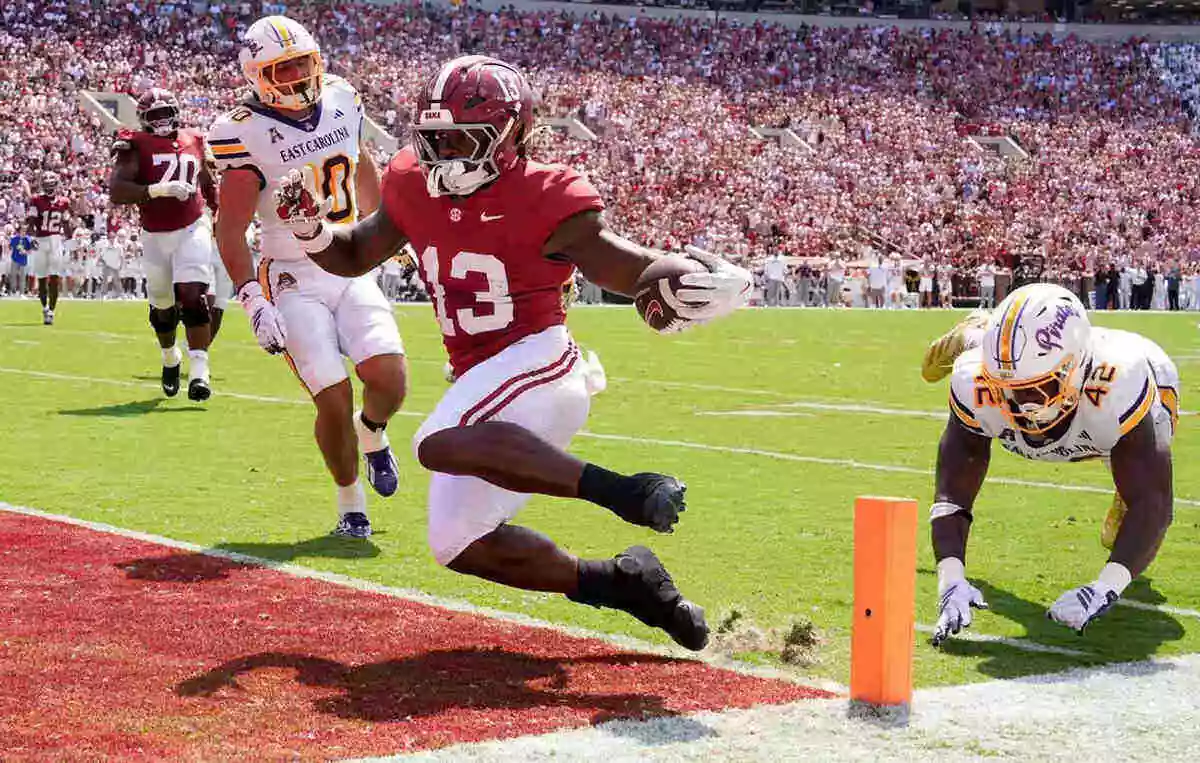 Alabama running back EJ Crowell scores a touchdown
