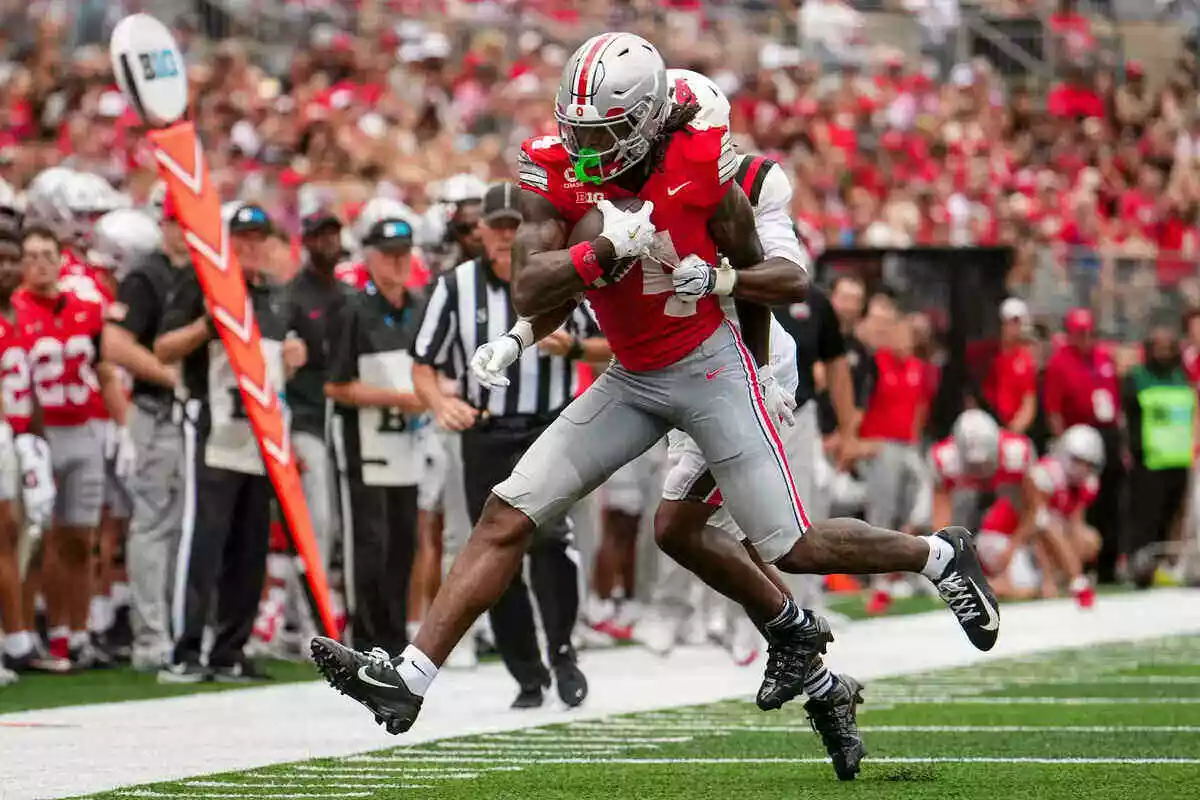 Ohio State wide receiver Jeremiah Smith makes a catch near the sideline