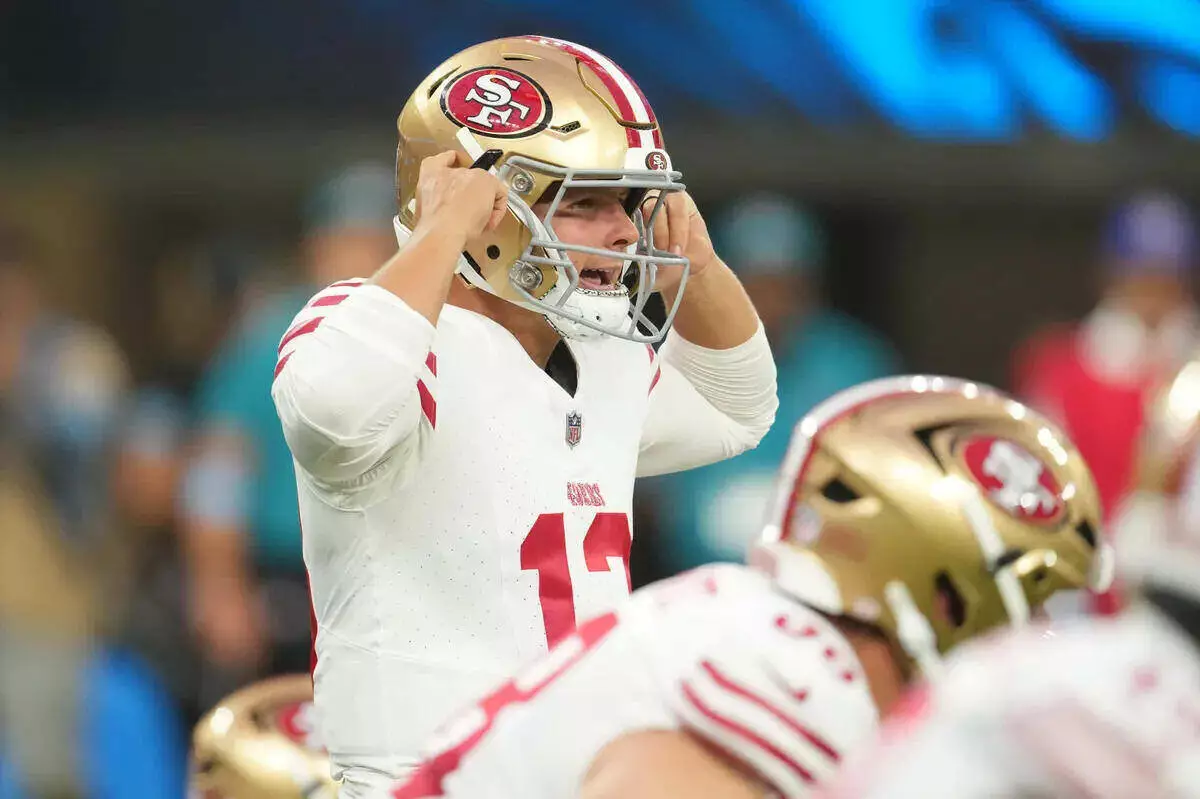 49ers quarterback Brock Purdy makes a play change at the line of scrimmage