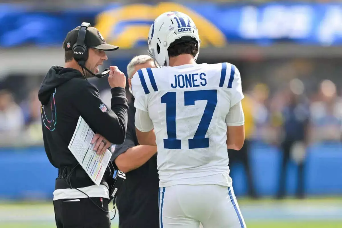 Colts quarterback Daniel Jones and head coach Shane Steichen talk on the sideline