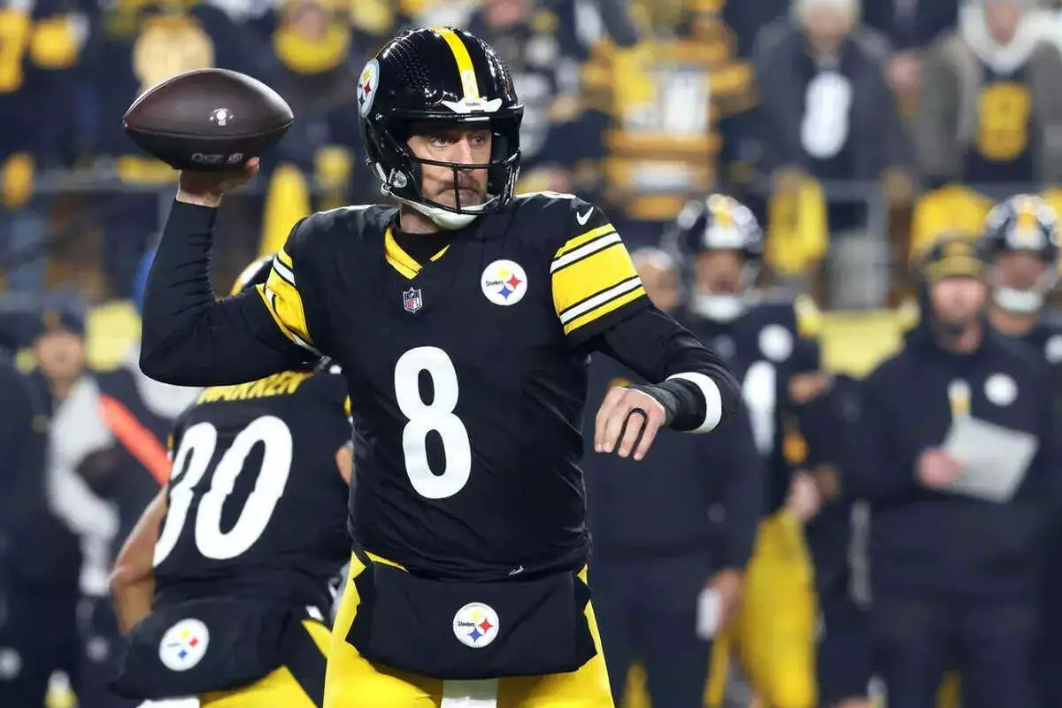 Steelers quarterback Aaron Rodgers goes to make a pass