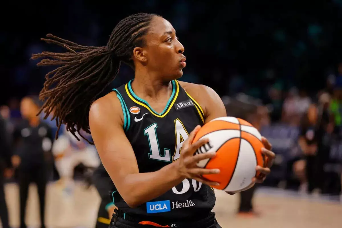 Los Angeles Sparks forward Nneka Ogwumike warms up pregame