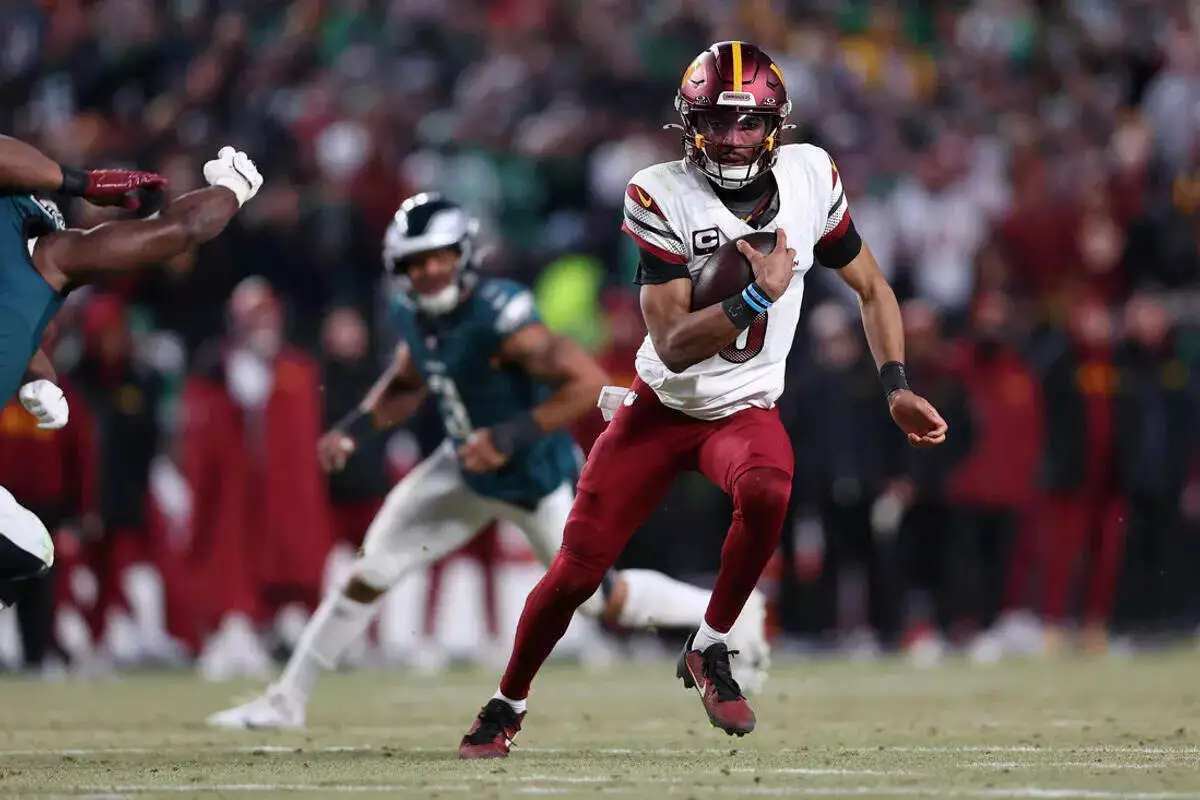 Washington Commanders quarterback Jayden Daniels runs with the ball against the Philadelphia Eagles