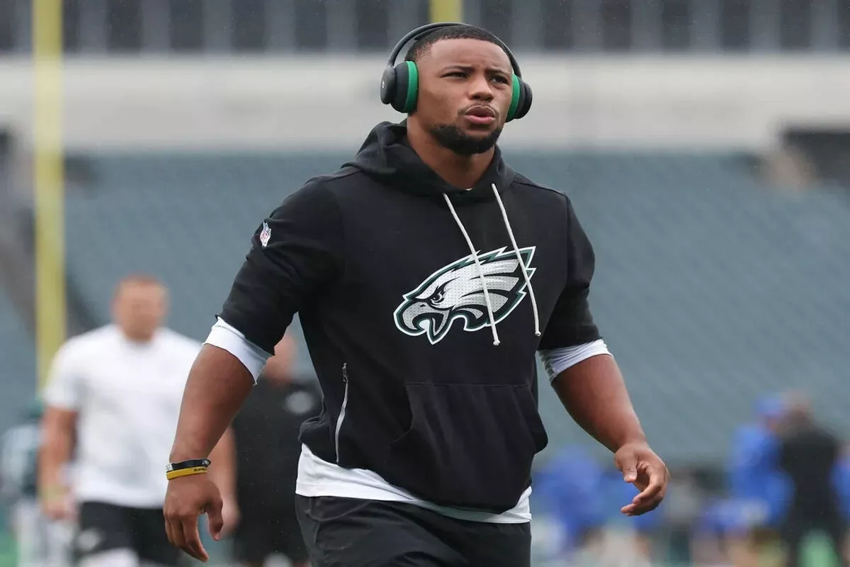 Eagles running back Saquon Barkley warms up
